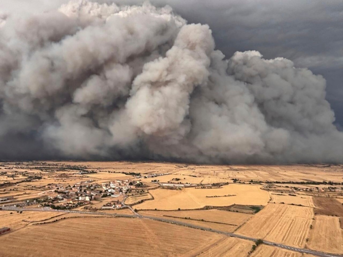 Un incendio arde sin control en zonas agrícolas en la región de Segarra, en la región rural de Lleida, España. |AP