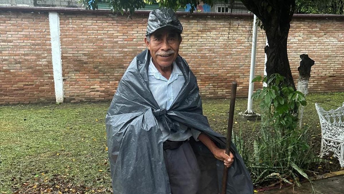 Desde las 2:30 de la madrugada, Antonio inicia su jornada de limpieza en Huejutla, Hidalgo. (Wendy Salazar)