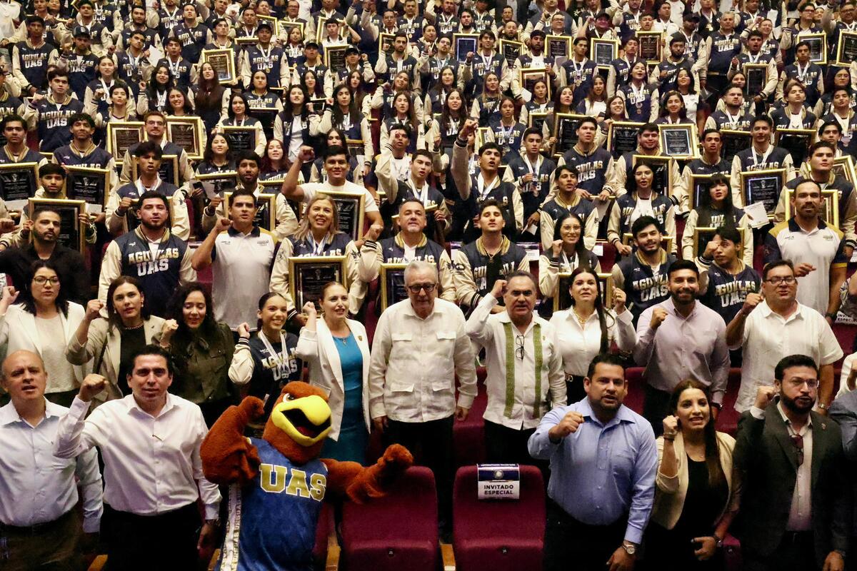 El mandatario estatal felicitó por su esfuerzo y dedicación a los universitarios. | Especial