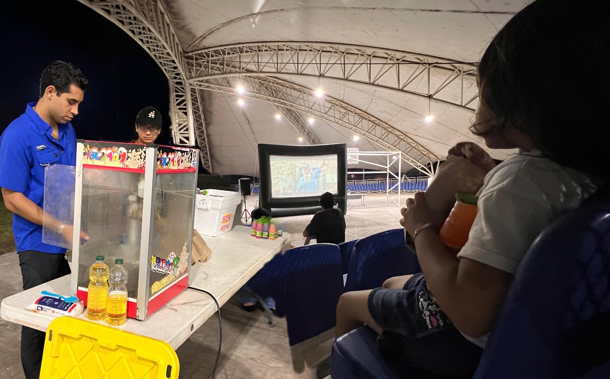 Con palomitas y pantalla gigante; disfrutan de péliculas en albergues temporales en Tampico