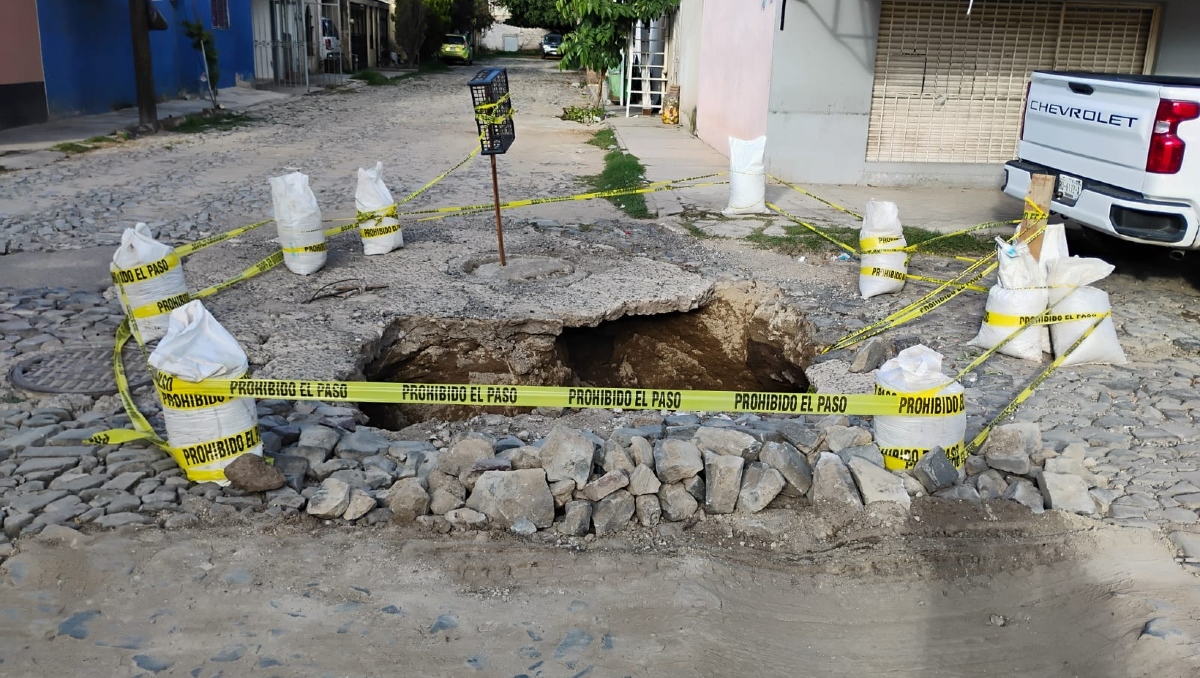 Además de la pestilencia, las aguas negras abren el suelo dejando semejante socavón (Gloria Reza)