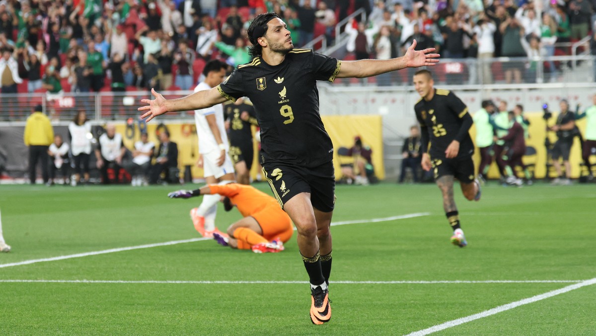 Raúl Jiménez anotó en la semifinal México vs Honduras en la Copa Oro (AFP)