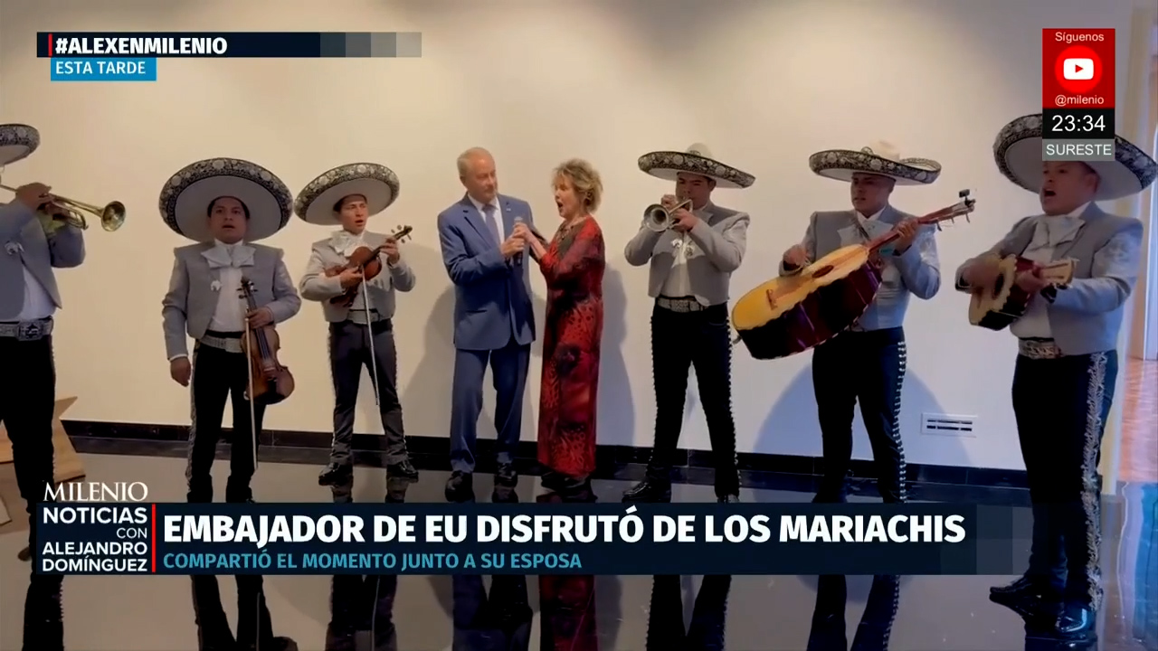 Ron Johnson y su esposa sorprenden con canción mariachi en vivo