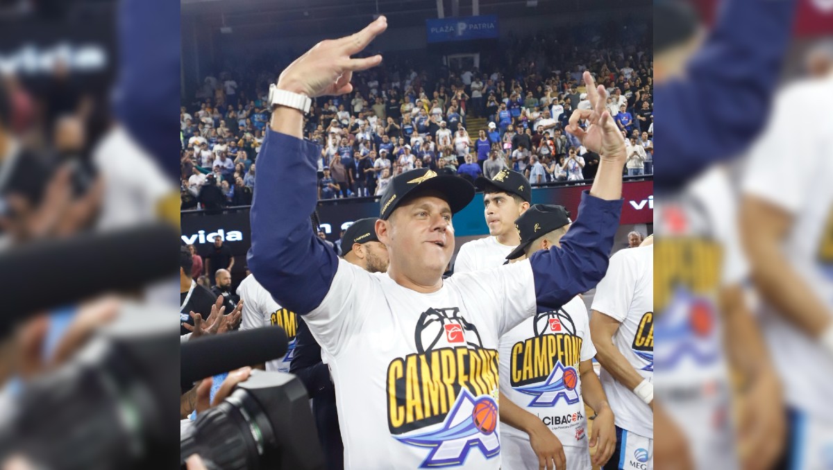 Teo Zubia en el festejo por el título de Astros en Cibacopa 2025 (Cortesía)