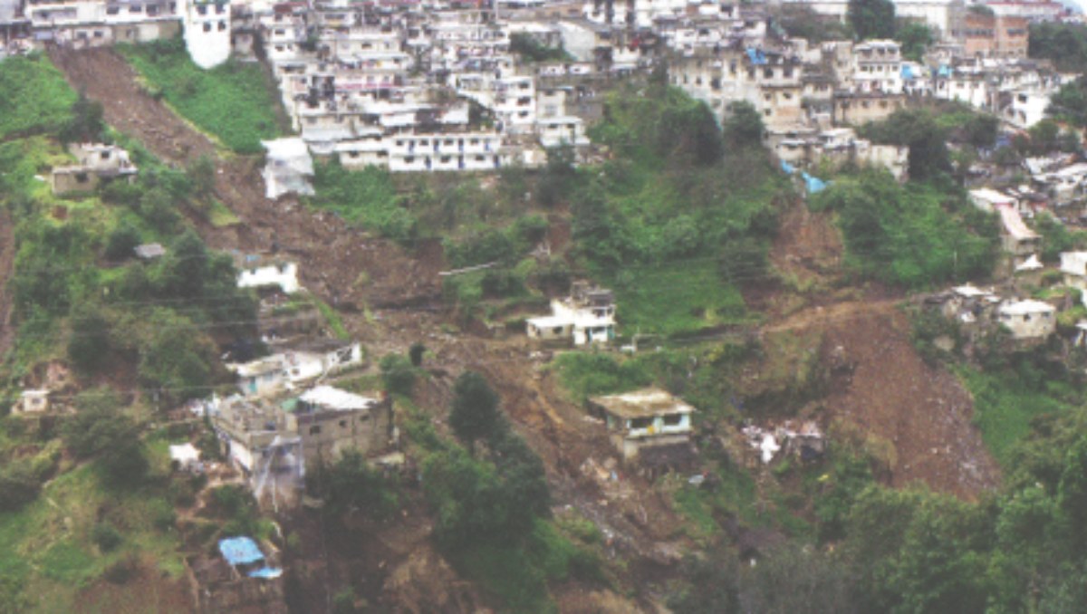 Vista aérea de Teziutlán tras el deslizamiento de la ladera en 1999 | Cenapred