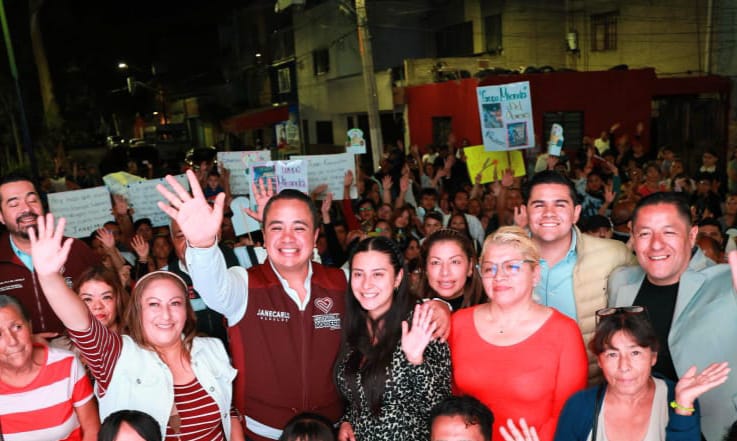 El alcalde Janecarlo Lozano recorrió el nuevo 'Sendero de Paz' junto a vecinos de la colonia Juan González Romero. | Foto: Especial