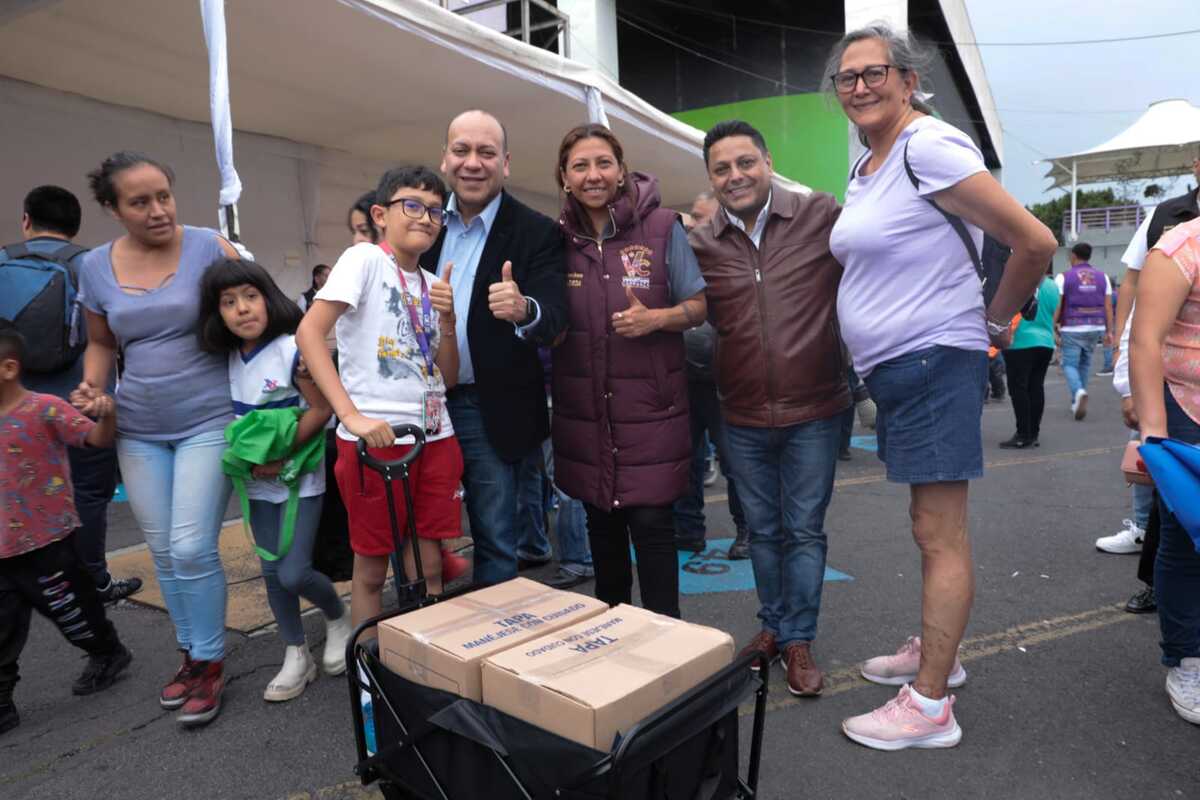 Alcaldesa de Venustiano Carranza entrega despensas. (Foto: especial)