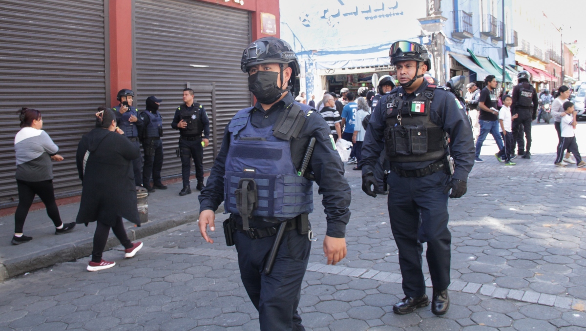 Ambulantes y policías se enfrentan en pleno Centro Histórico de Puebla | EsImagen