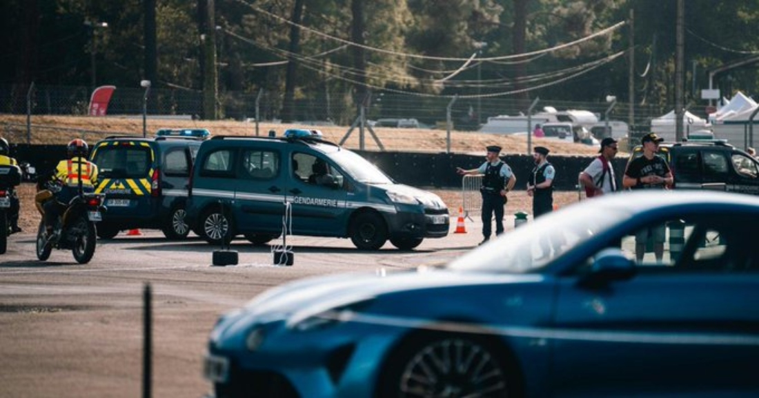 El automóvil accidentado quedó prácticamente destrozado por la violencia del impacto contra un árbol. |Especial