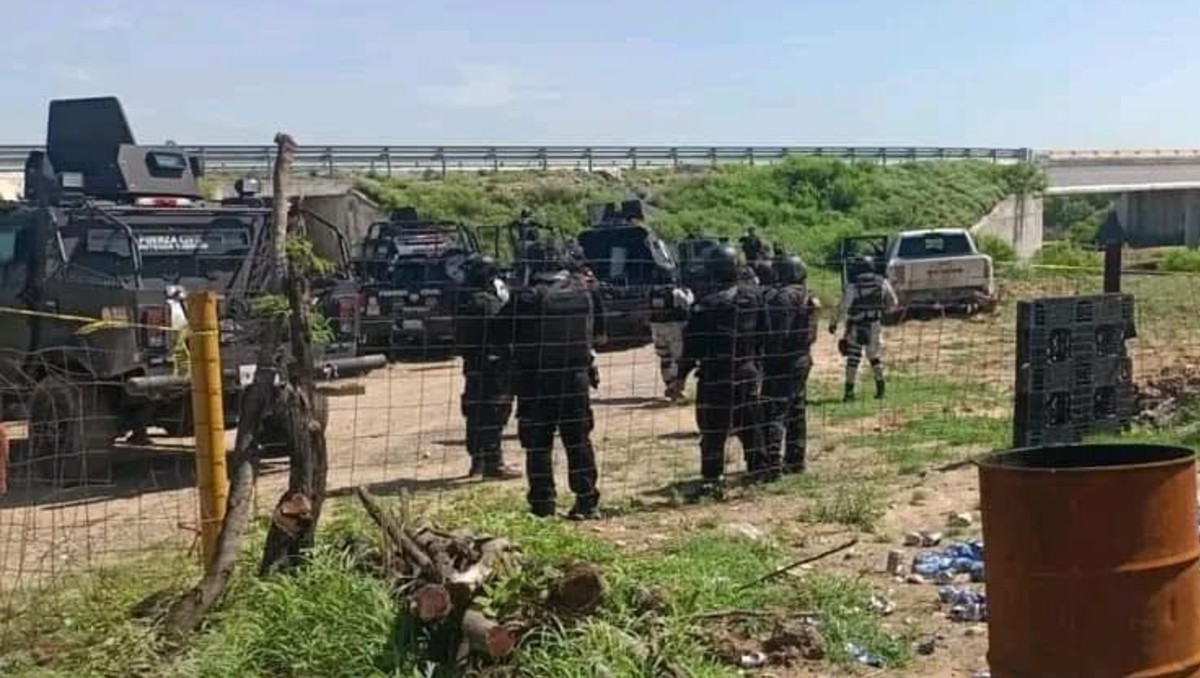 Además, se aseguró una camioneta de modelo reciente, armas largas, cartuchos y equipo táctico.