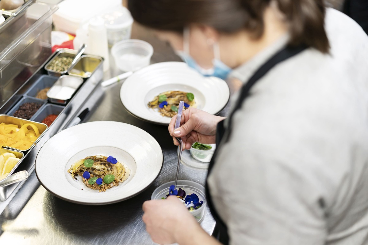 La chef ejecutiva Mary Attea trabaja en la cocina de The Musket Room en Nueva York.  | The New York Times.