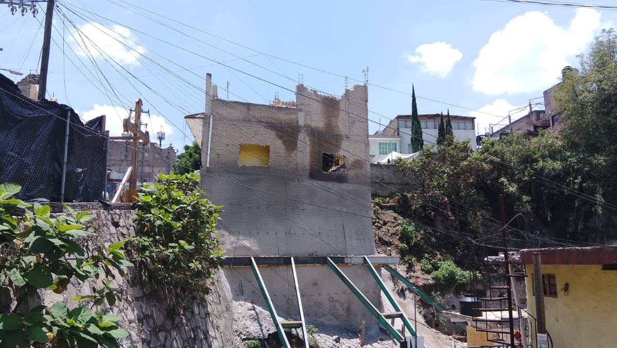 Concluyen trabajos de demolición de edificio dañado en Naucalpan; esperan que familias regresen en 15 días.| Especial
