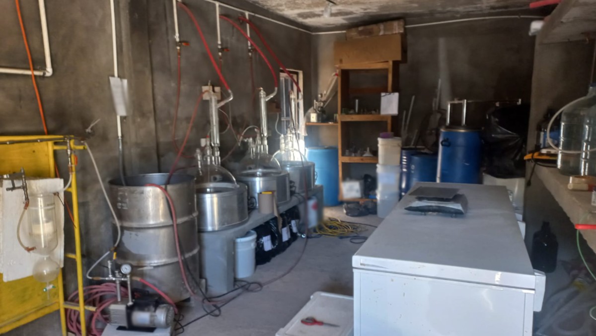 Inhabilitan narcolaboratorio de metanfetamina en Baja California. | Especial