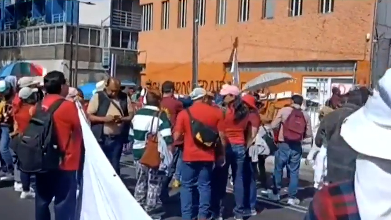 Maestros de la CNTE se manifiestan en CdMx; exigen homologación de su salario