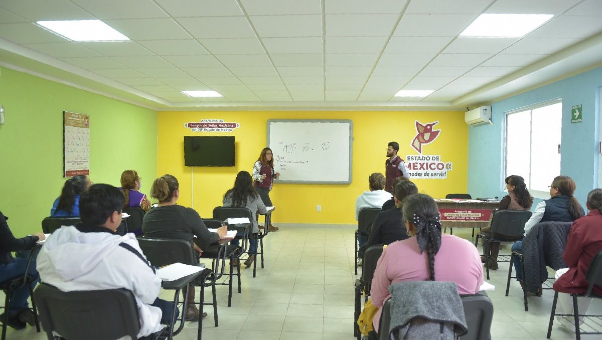 Con 200 personas en su matricula, inician las clases para aprender el lenguaje de señas. Foto: (Especial)