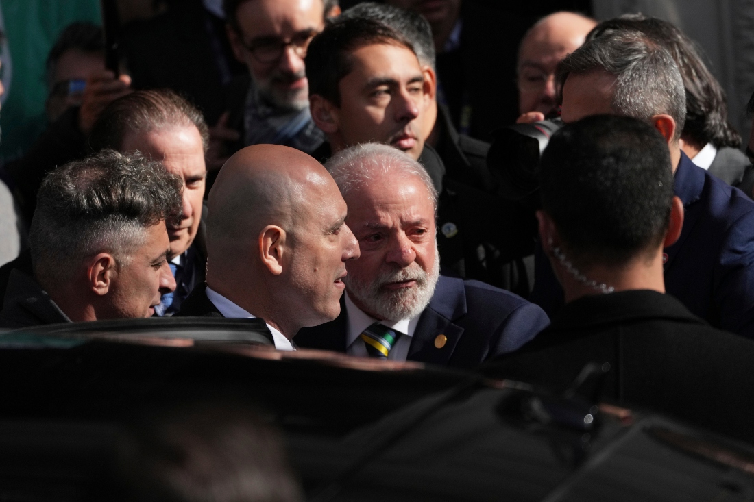 El presidente de Brasil, Luiz Inácio Lula da Silva, sale de la casa de la ex presidenta argentina Cristina Fernández. |AP