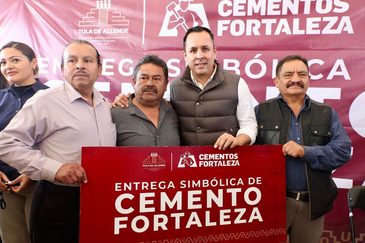 Presidente municipal hizo entrega de 1,500 toneladas de cemento. (Cortesía)