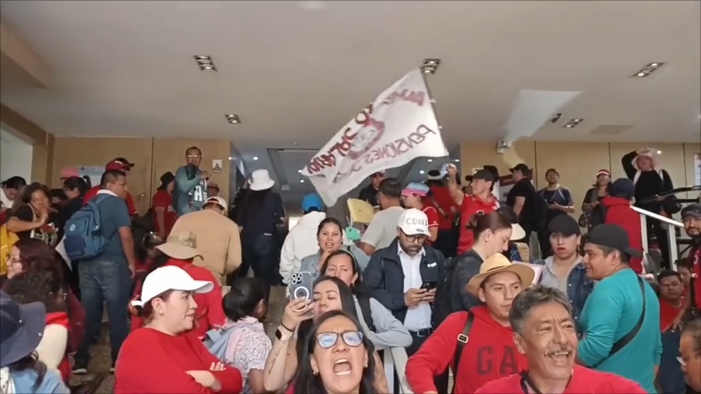 Sección 9na de la CNTE toma edificio  de la SEP. | Especial