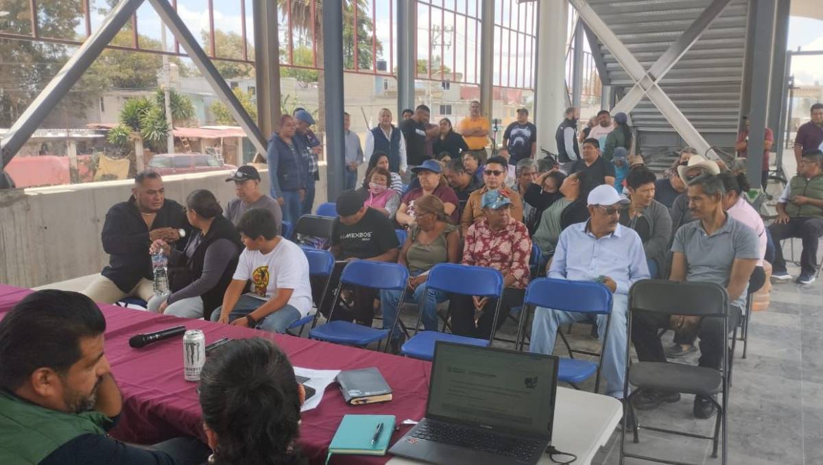 Vecinos de Tultepec acuerdan con la SICT seguir obras del tren; serán indemnizados por daños en sus viviendas.| Especial