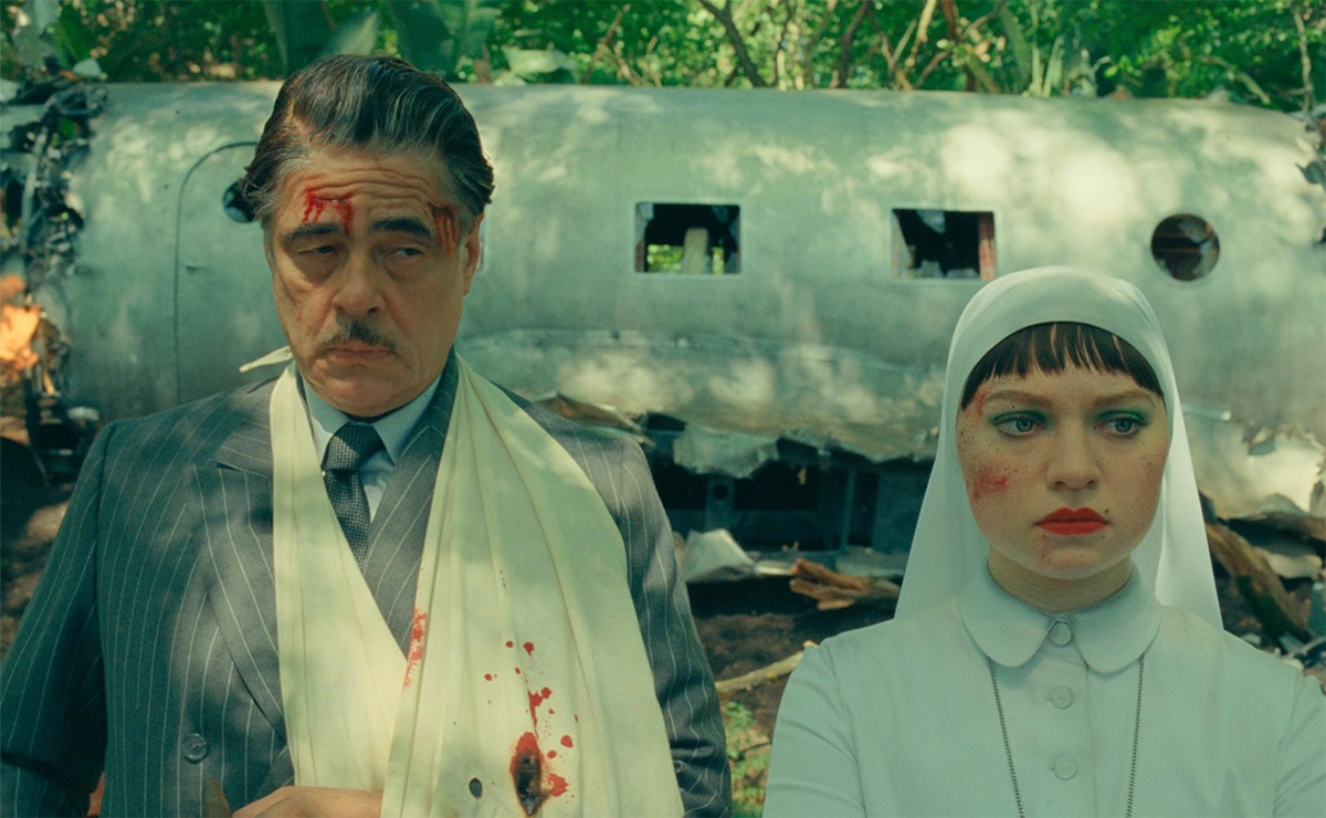 Benicio Del Toro y Mia Threapleton en 'El esquema fenicio'. (Universal Pictures)
