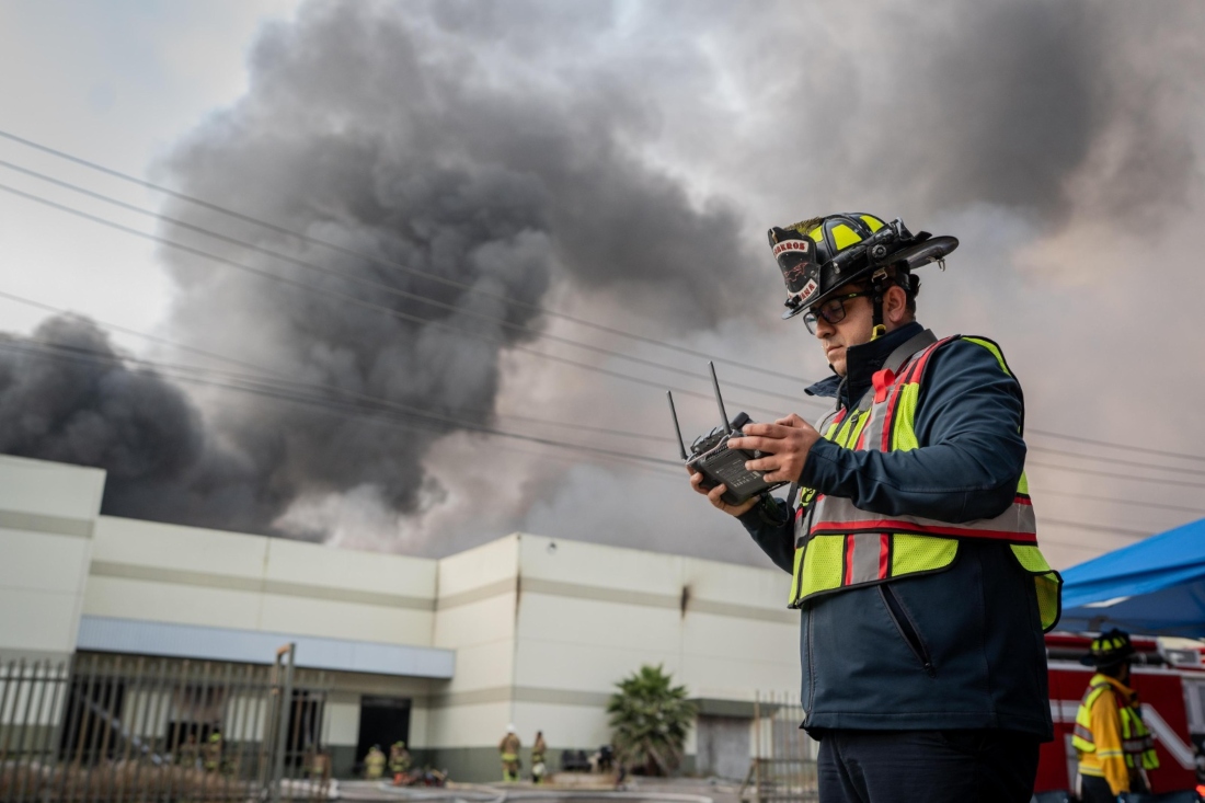 Más de 35 bomberos de siete estaciones, junto a elementos de Protección Civil y Cruz Roja, participan en sofocar el incendio. |Said Betanzos