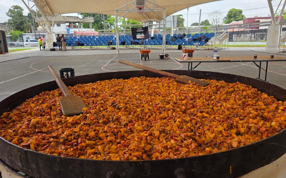 Donan discada gigante a familias del refugio en Tampico. | Erik Saldaña