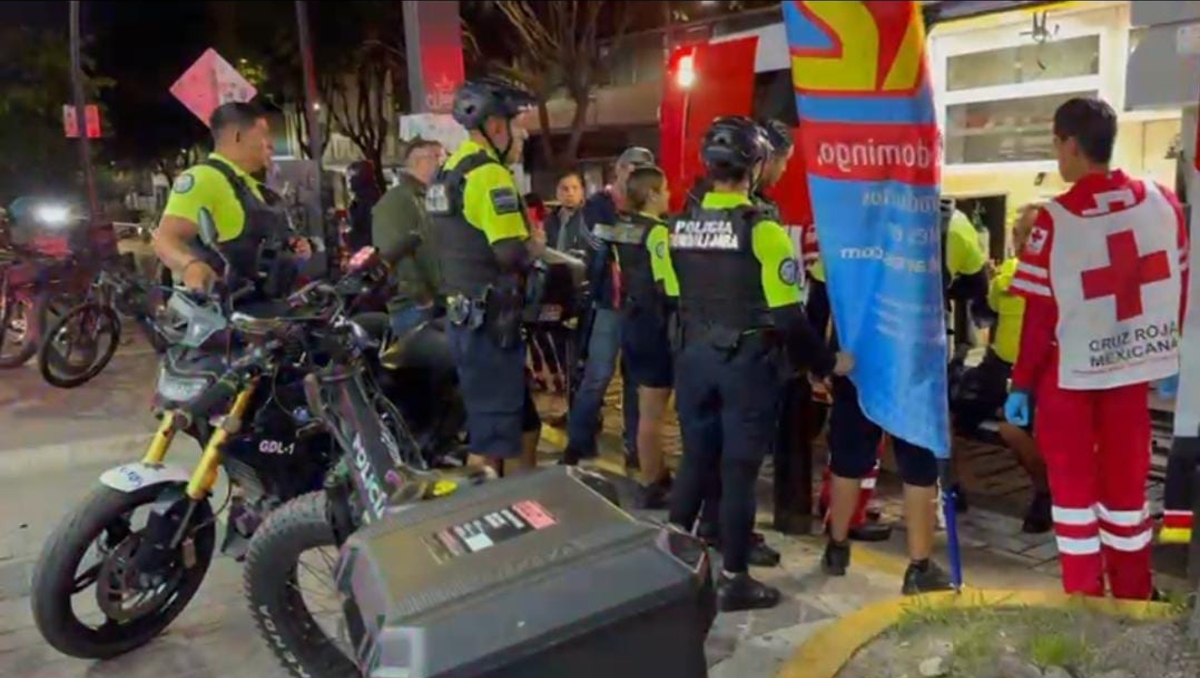 Elementos de la ciclo policía acudieron al auxilio de su compañero lesionado (Foto: Vicente Torres Alfaro)