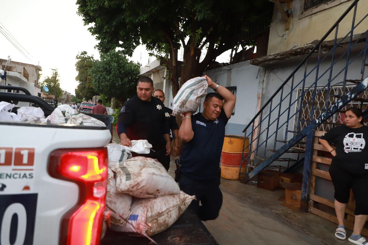 Elementos de la Policía Municipal se unieron al operativo especial de atención a la ciudadanía durante la contingencia. | Especial