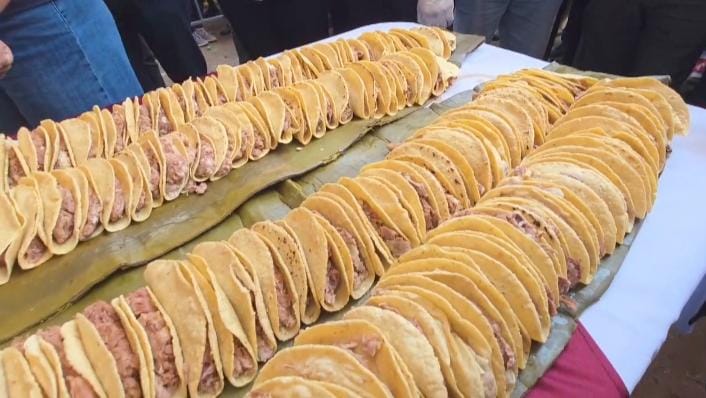 Fila de tacos de barbacoa más grande del mundo. (Guadalupe Trejo)