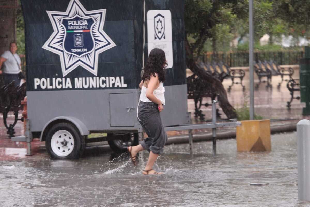 Lluvias en el centro de Torreón. | Roberto Amaya