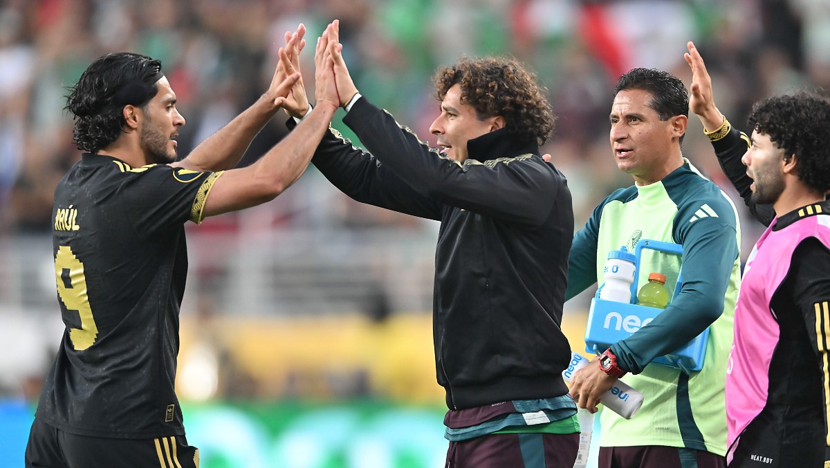 Raúl Jiménez y Guillermo Ochoa celebraron el gol ante Honduras en la semifinal de la Copa Oro (Imago7)