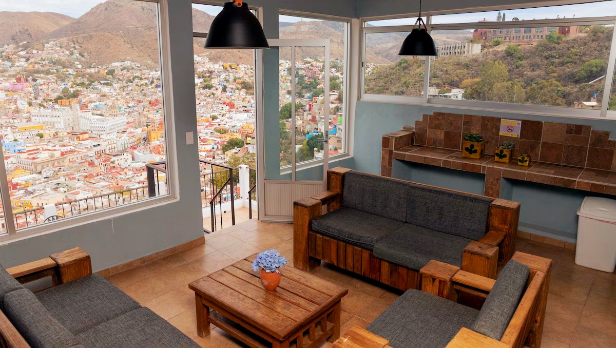 Airbnb reduce opciones de vivienda para jóvenes en Guanajuato y León