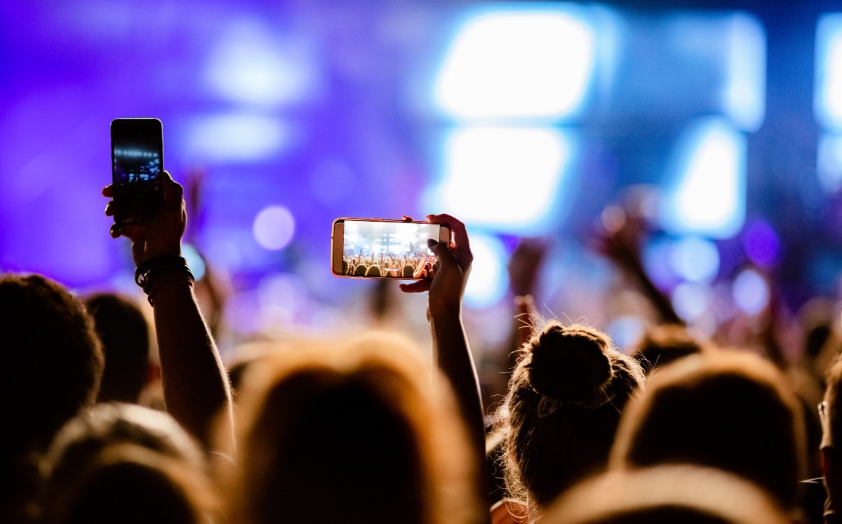 Asistentes a conciertos prefieren grabar el momento para después verlo