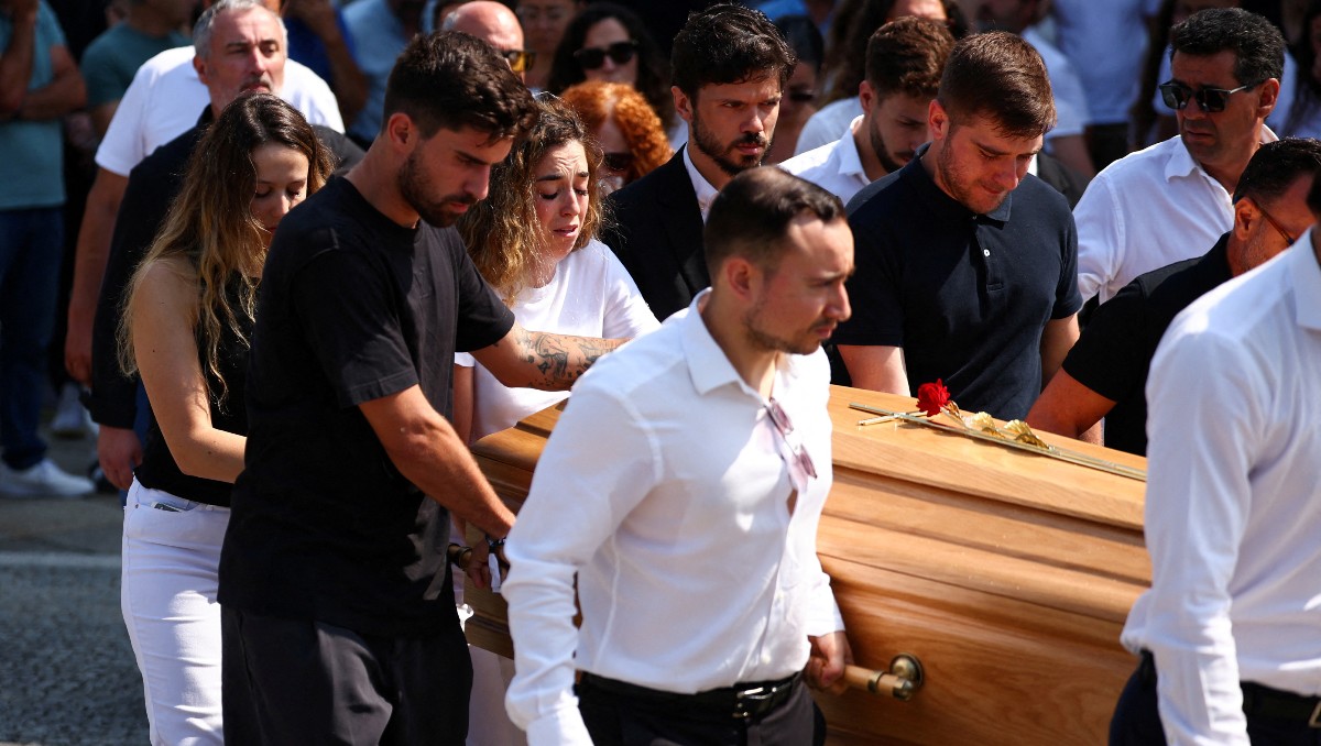 Familiares y amigos asisten al funeral de Diogo Jota en Gondomar (AFP)