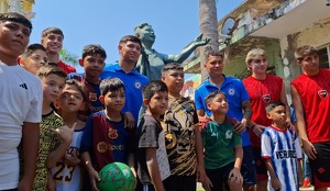 Cruz Azul y Newell’s Old Boys jugaron una emotiva cascarita callejera con niños de La Huaca en Veracruz, como parte del International Football Cup