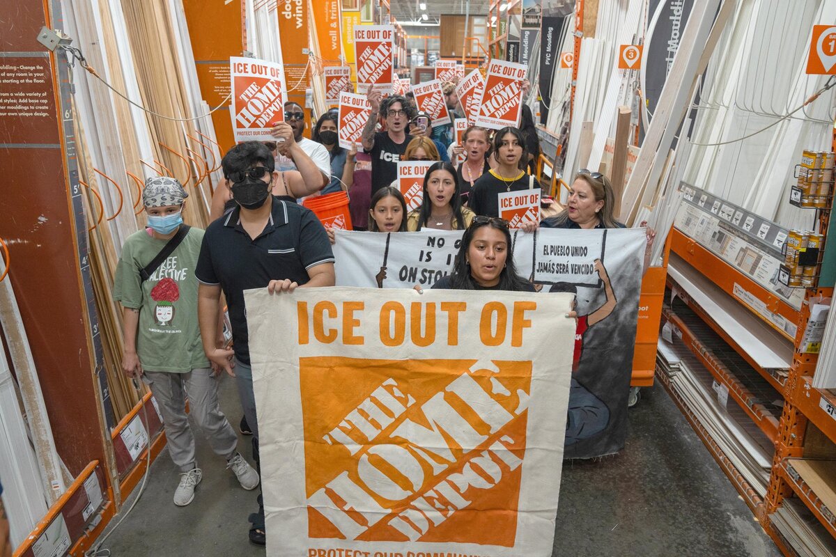 Manifestación en apoyo a jornaleros por las recientes redadas de ICE en Home Depot. | EFE