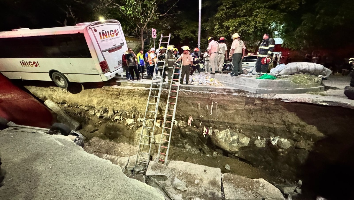 SIAPA trabajará las 24 horas del día para reparar el socavón (Foto: Usi Toledo)
