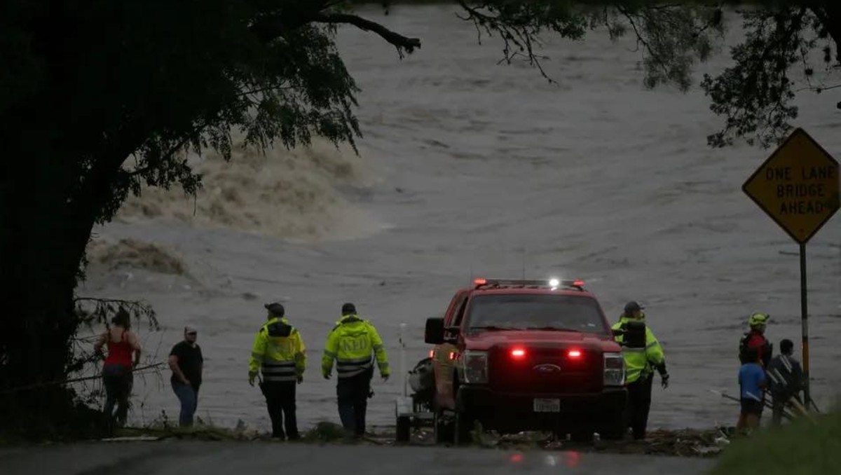 Buscan a familia mexicana desaparecida por crecida de río en Texas