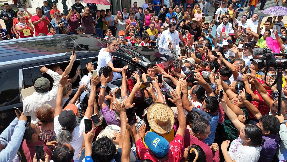 A su llegada a la comunidad, Sheinbaum recibió el bastón de mando. (Foto: X Claudia Sheinbaum)