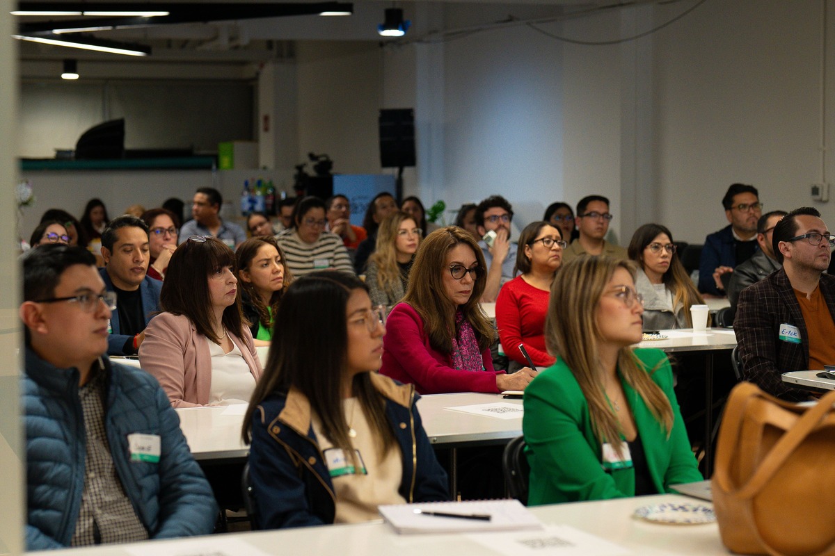 Platzi refuerza la competitividad empresarial con programas de formación tecnológica y soluciones innovadoras para líderes, startups y colaboradores.