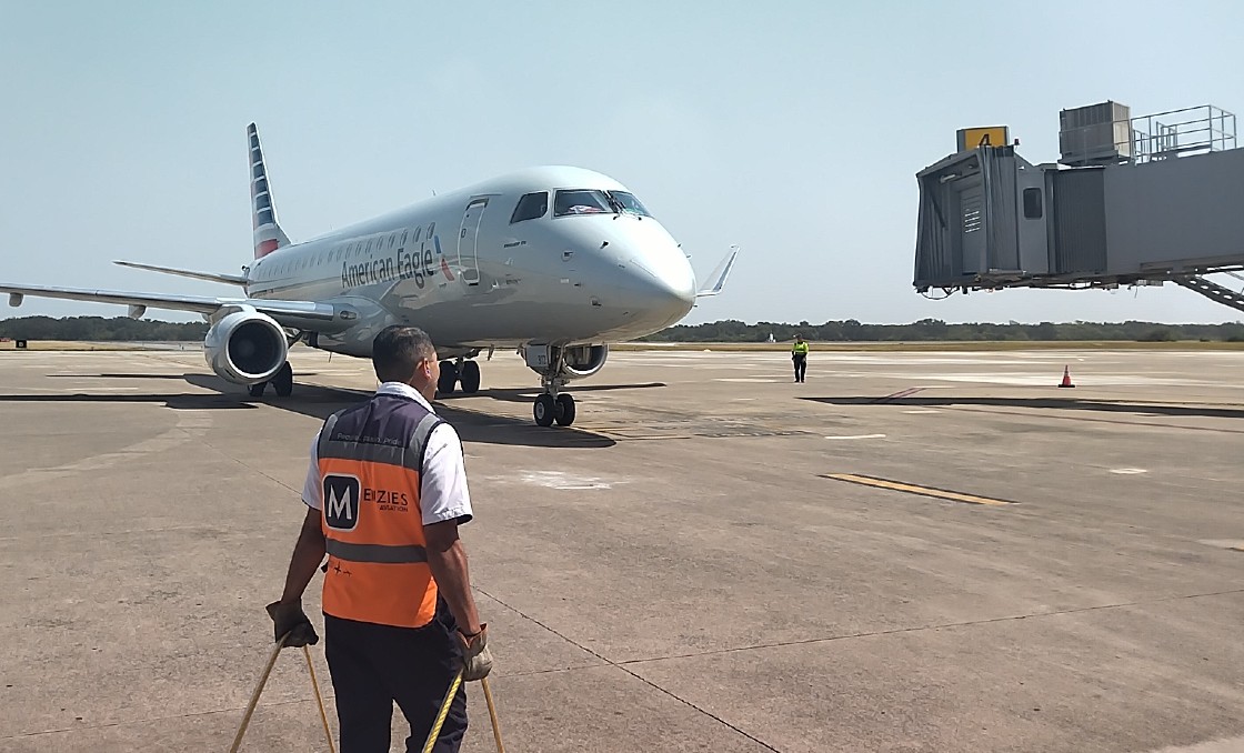 Avión de American Airlines aterriza en el Aeropuerto de Tampico. (Víctor Durán)