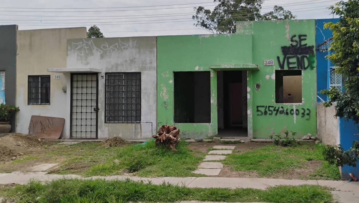 Fachadas deterioradas y casas abandonadas conforman el paisaje actual de El Cuervo, Tlajomulco. (Foto: Fátima Briceño)
