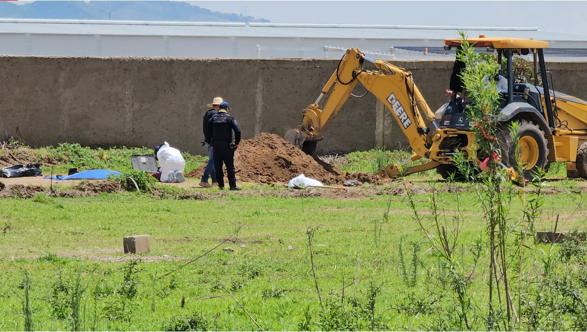 Las lluvias retrasaron un poco la labor de excavación de los colectivos en el predio de Las Agujas (Foto: Juan Carlos Munguía)