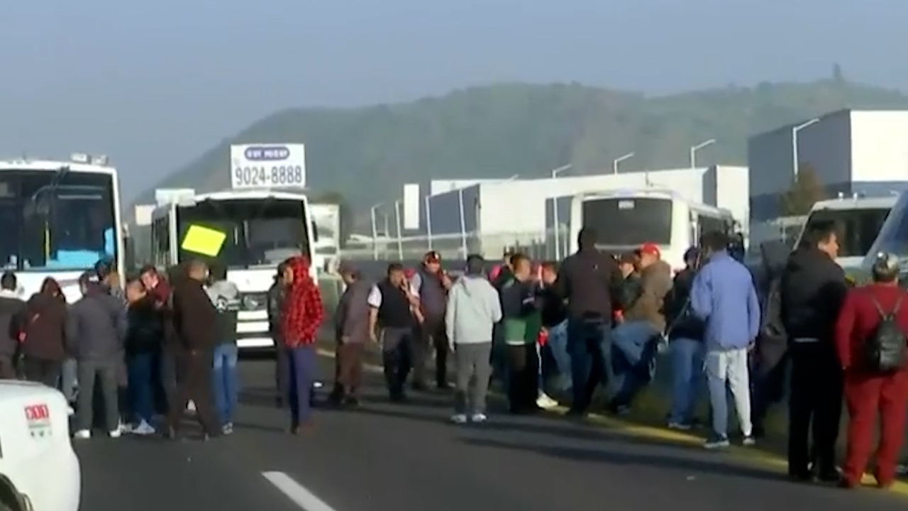 Transportistas bloquean la México-Puebla en Ixtapaluca; protestan por inseguridad