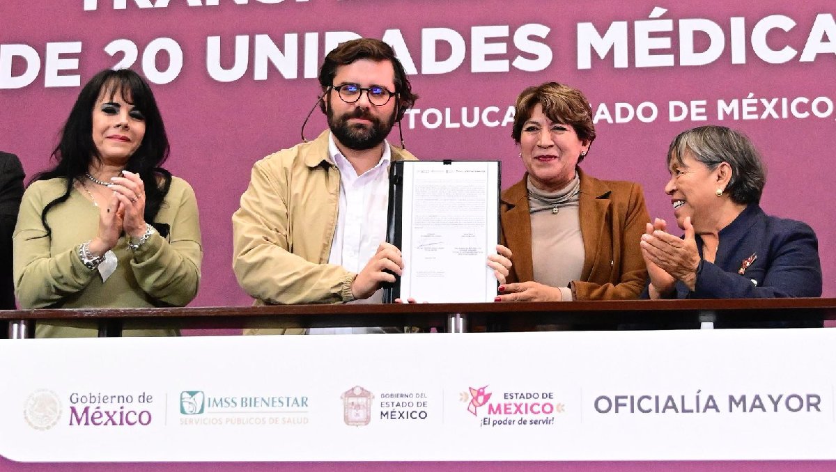 Alejandro Svarch y Delfina Gómez firman convenio para beneficiar a más de 9 millones de personas sin seguro social. Foto: (Especial)