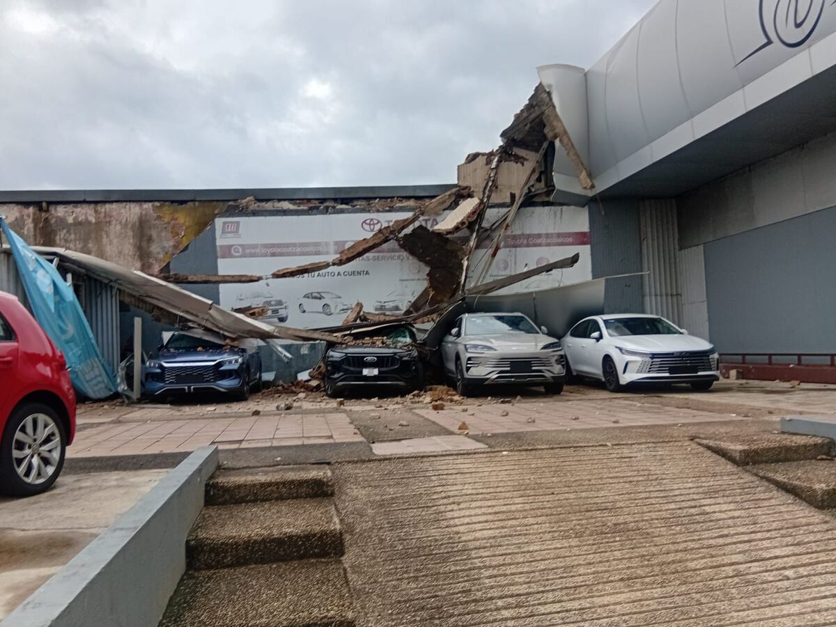 Automóviles dañados por una estructura que se vino abajo