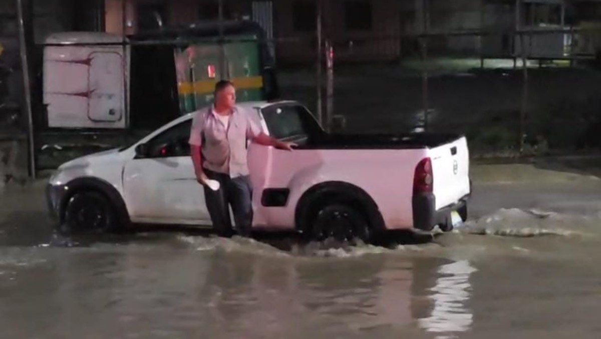Automovilista tuvo que esperar a que el agua bajara tras inundación en Guadalajara (Vicente Torres Alfaro)