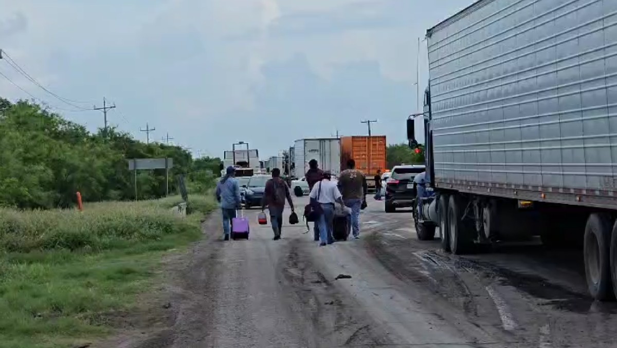 Bloqueo en la carretera Victoria-Matamoros. (Ángel Domínguez)