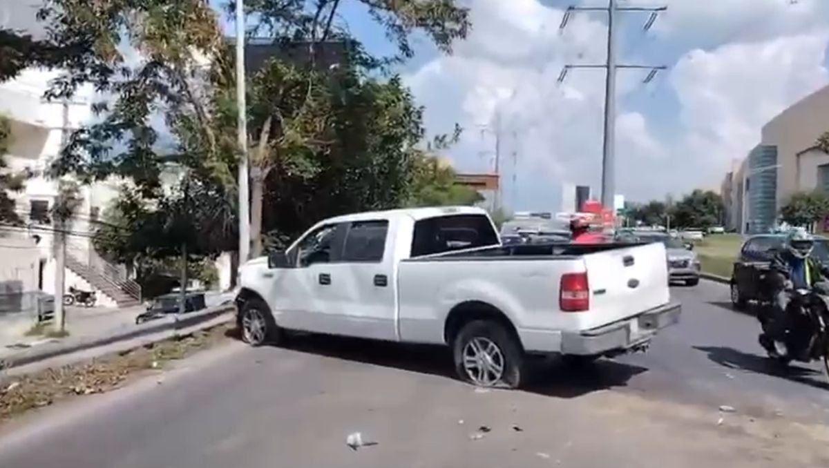 El choque se registró sobre la avenida Lázaro Cárdenas en la colonia Valle del Mirador. / Especial