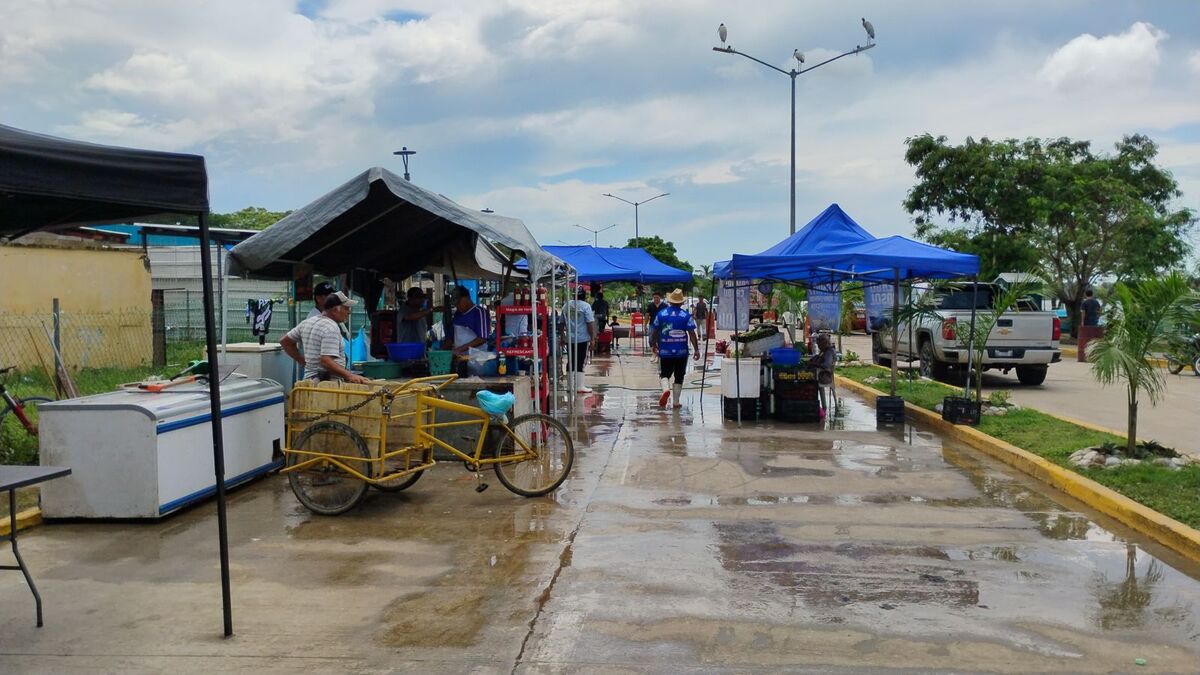 Comerciantes desalojan sus negocios por desbordamiento de Laguna en Altamira